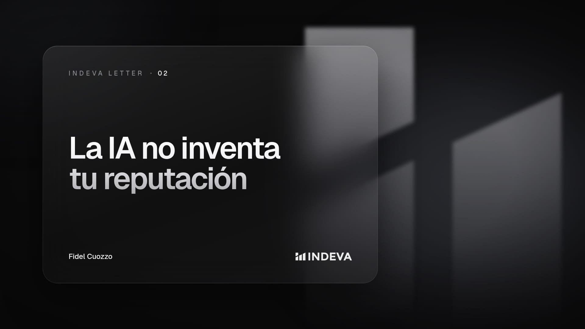 Portada de la edición 02 de Indeva Letter con el título «La IA no inventa tu reputación», firmada por Fidel Cuozzo, sobre fondo oscuro con barras de luz ascendentes.