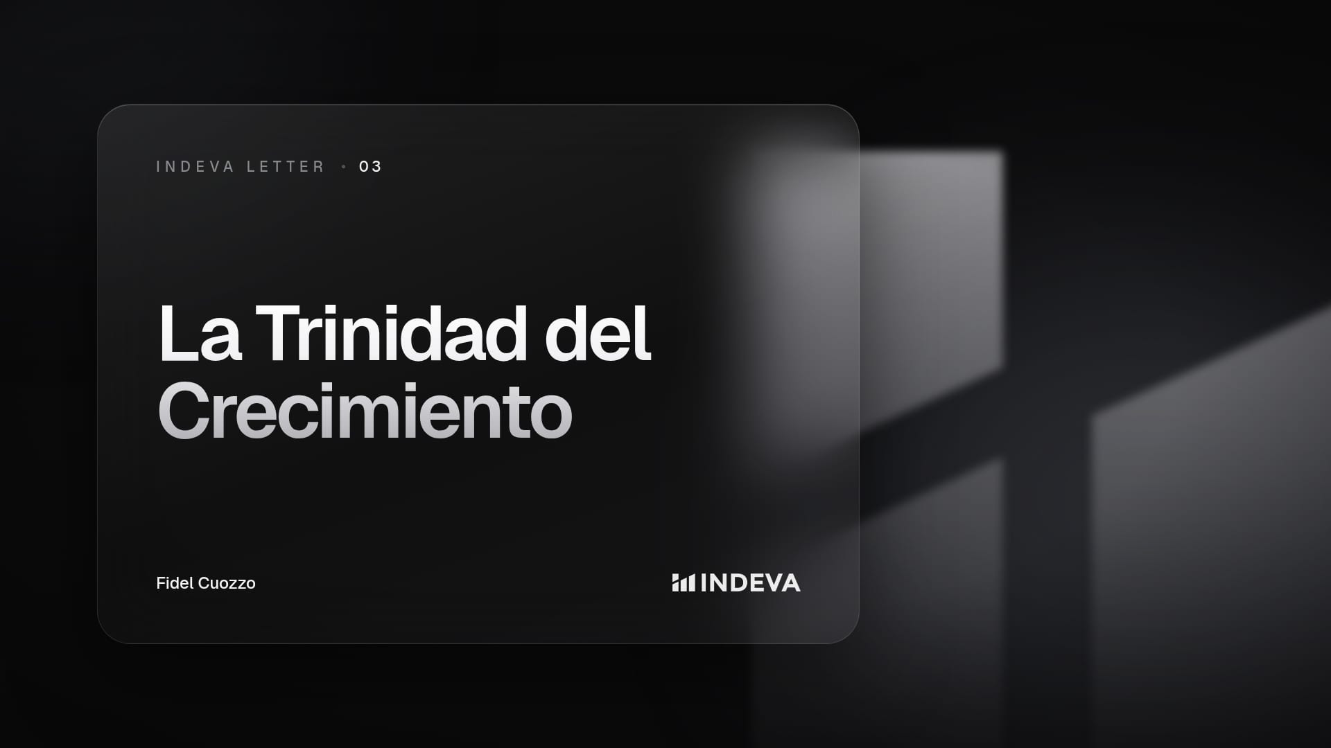 Portada de la edición 03 de Indeva Letter con el título «La Trinidad del Crecimiento», firmada por Fidel Cuozzo, sobre fondo oscuro con barras de luz ascendentes.