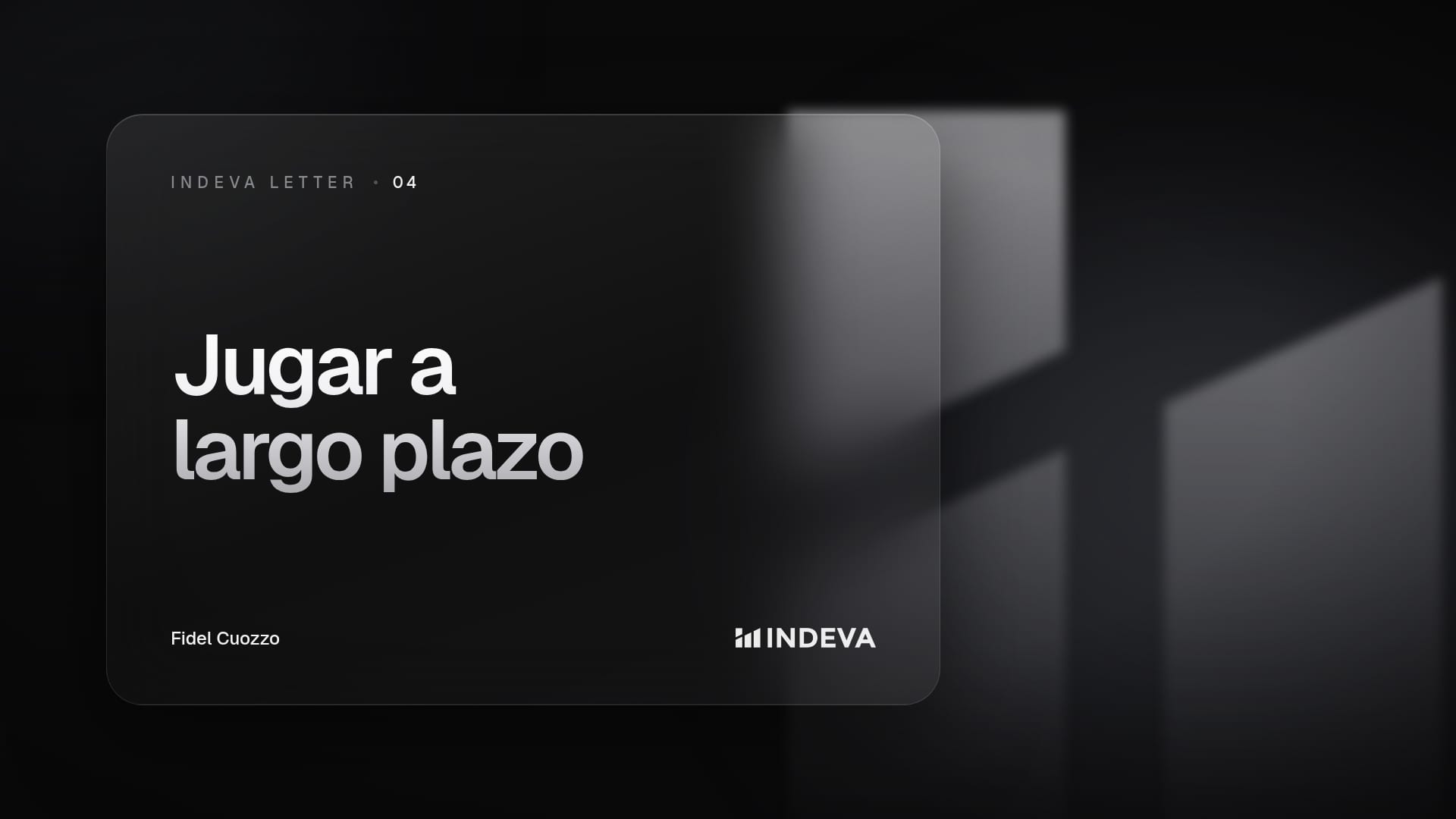 Portada de la edición 04 de Indeva Letter con el título «Jugar a largo plazo», firmada por Fidel Cuozzo, sobre fondo oscuro con barras de luz ascendentes.