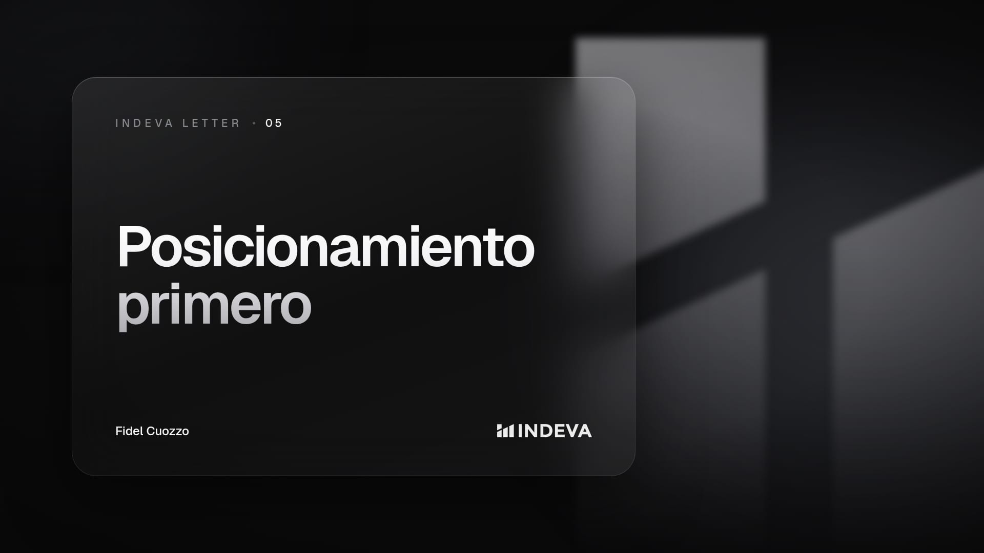 Portada de la edición 05 de Indeva Letter con el título «Posicionamiento primero», firmada por Fidel Cuozzo, sobre fondo oscuro con barras de luz ascendentes.