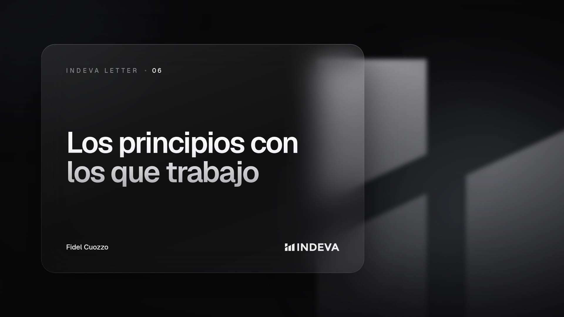 Portada de la edición 06 de Indeva Letter con el título «Los principios con los que trabajo», firmada por Fidel Cuozzo, sobre fondo oscuro con barras de luz ascendentes.