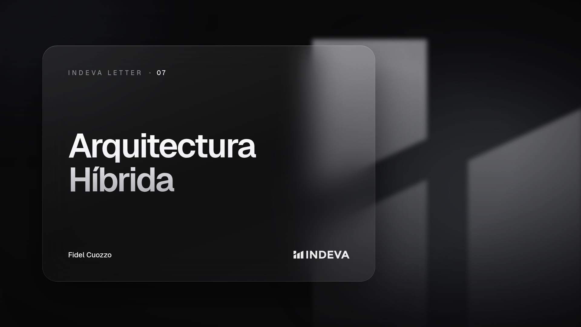 Portada de la edición 07 de Indeva Letter con el título «Arquitectura Híbrida», firmada por Fidel Cuozzo, sobre fondo oscuro con barras de luz ascendentes.