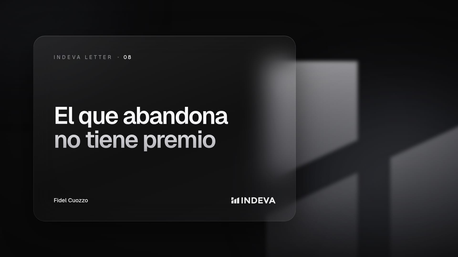 Portada de la edición 08 de Indeva Letter con el título «El que abandona no tiene premio», firmada por Fidel Cuozzo, sobre fondo oscuro con barras de luz ascendentes.