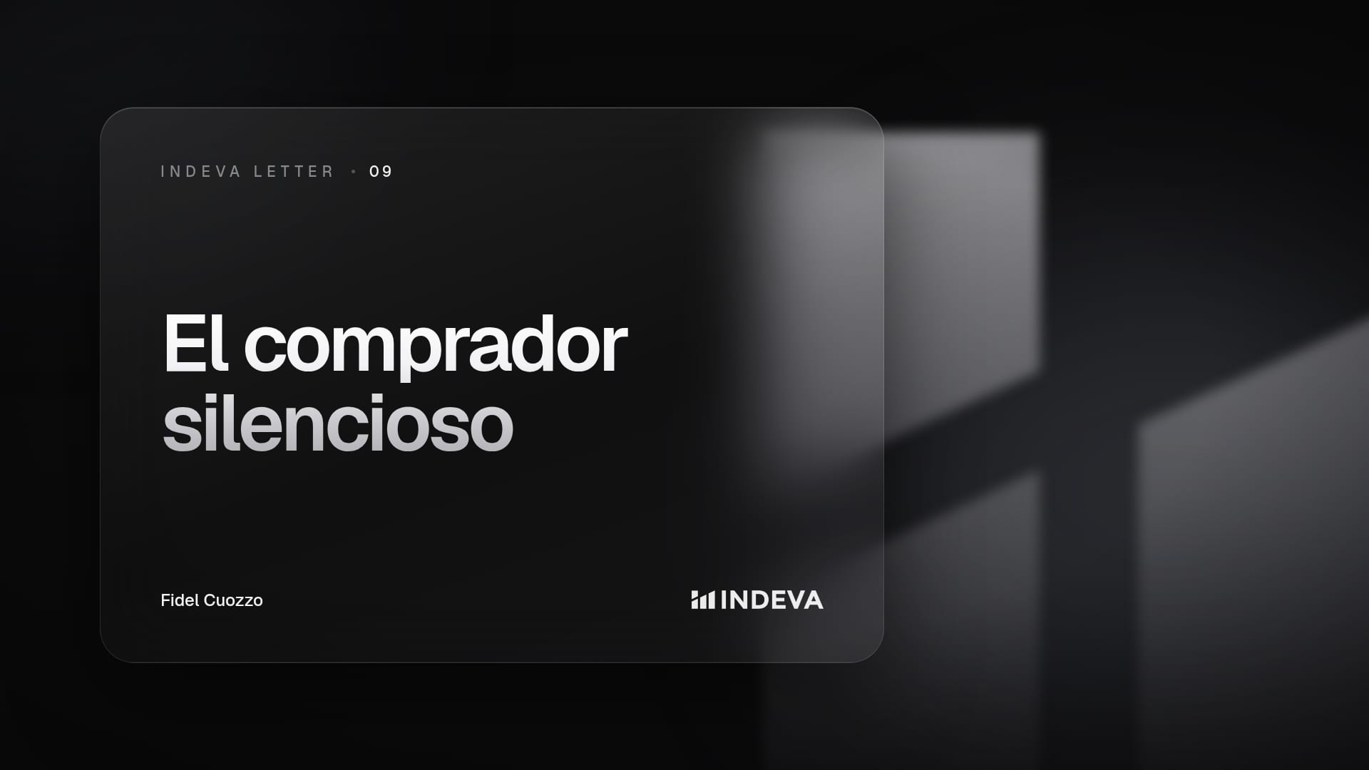 Portada de la edición 09 de Indeva Letter con el título «El comprador silencioso», firmada por Fidel Cuozzo, sobre fondo oscuro con barras de luz ascendentes.