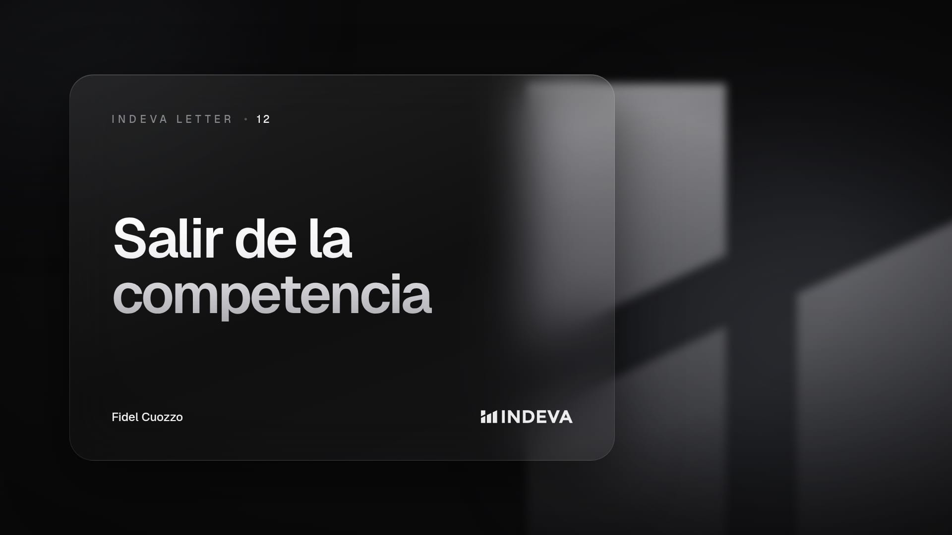 Portada de la edición 12 de Indeva Letter con el título «Salir de la competencia», firmada por Fidel Cuozzo, sobre fondo oscuro con barras de luz ascendentes.