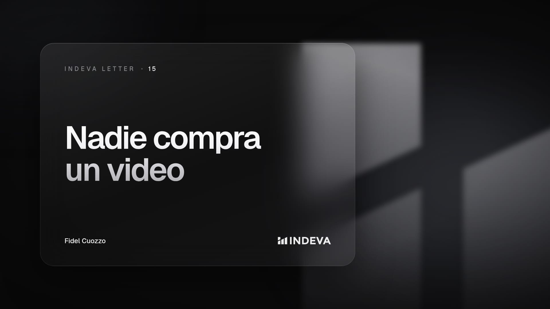 Portada de la edición 15 de Indeva Letter con el título «Nadie compra un video», firmada por Fidel Cuozzo, sobre fondo oscuro con barras de luz ascendentes.