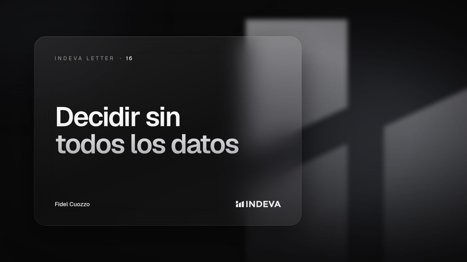 Portada de la edición 16 de Indeva Letter con el título «Decidir sin todos los datos», firmada por Fidel Cuozzo, sobre fondo oscuro con barras de luz ascendentes.