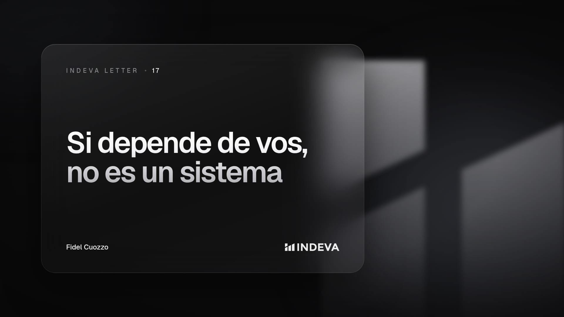 Portada de la edición 17 de Indeva Letter con el título «Si depende de vos, no es un sistema», firmada por Fidel Cuozzo, sobre fondo oscuro con barras de luz ascendentes.