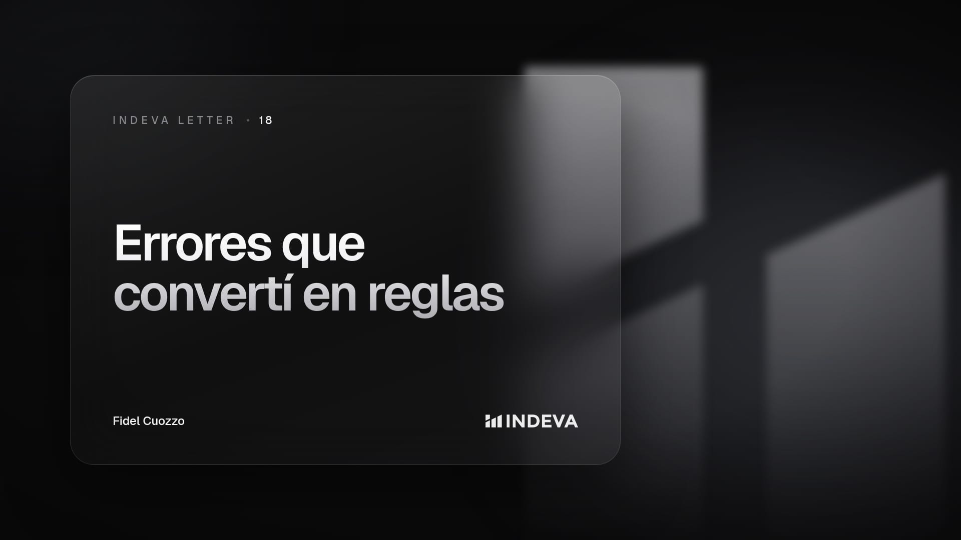 Portada de la edición 18 de Indeva Letter con el título «Errores que convertí en reglas», firmada por Fidel Cuozzo, sobre fondo oscuro con barras de luz ascendentes.