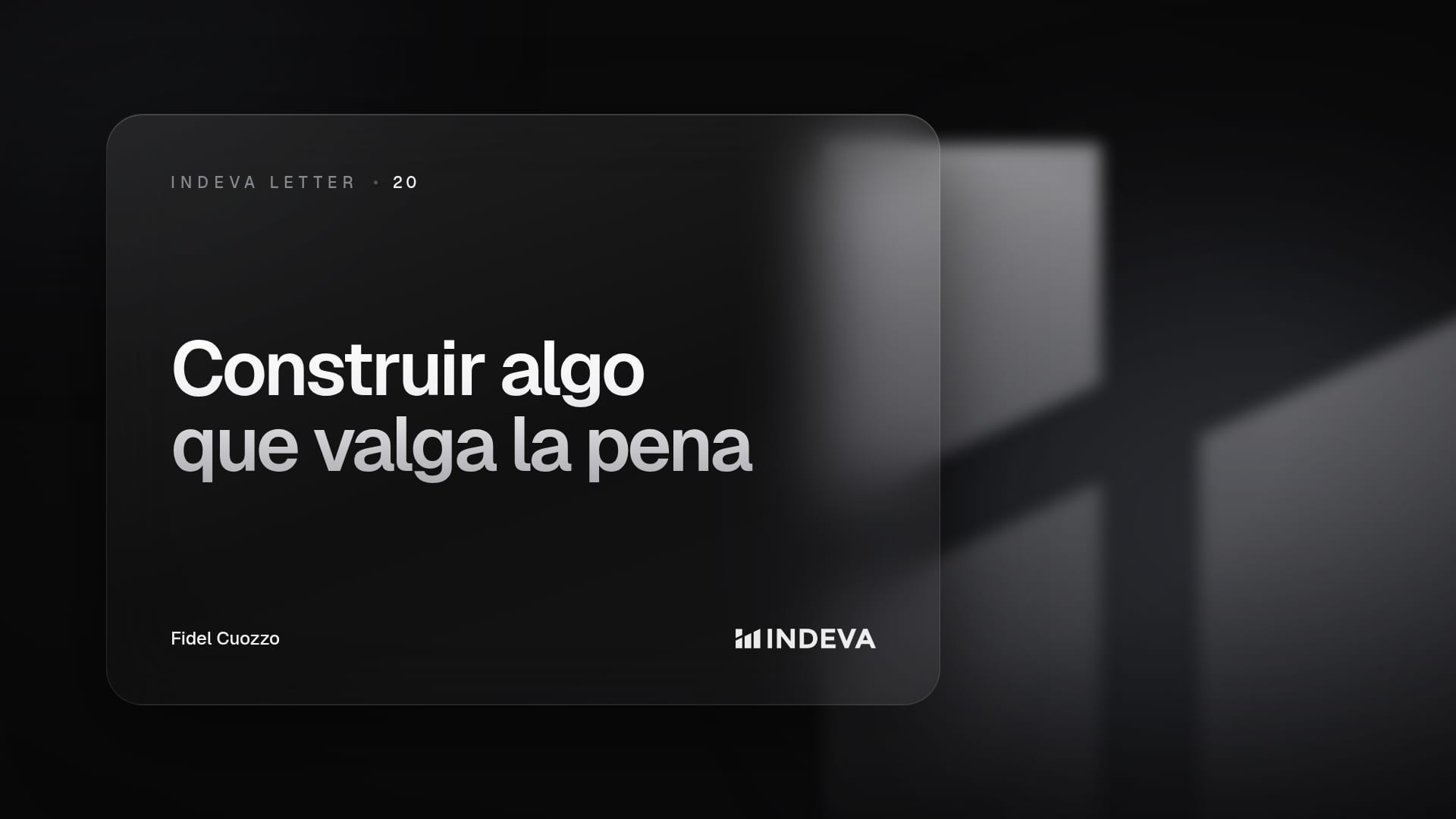 Portada de la edición 20 de Indeva Letter con el título «Construir algo que valga la pena», firmada por Fidel Cuozzo, sobre fondo oscuro con barras de luz ascendentes.