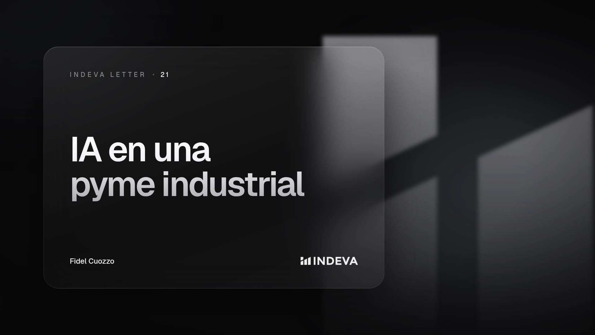 Portada de la edición 21 de Indeva Letter con el título «IA en una pyme industrial», firmada por Fidel Cuozzo, sobre fondo oscuro con barras de luz ascendentes.