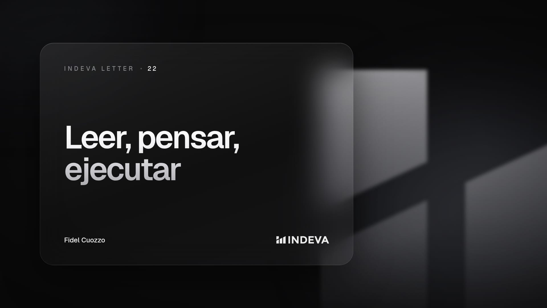 Portada de la edición 22 de Indeva Letter con el título «Leer, pensar, ejecutar», firmada por Fidel Cuozzo, sobre fondo oscuro con barras de luz ascendentes.